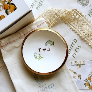 Engagement Gift for Couples - Personalized Ring Dish | Custom Wedding Keepsake | Handmade Jewelry Tray | Lily of the Valley 画像 1