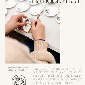 Puede incluir: Una persona pinta a mano un peque&ntilde;o plato de cer&aacute;mica blanca con un dise&ntilde;o floral y la palabra "Gall". La imagen incluye el texto "Cada plato est&aacute; hecho a mano" e informaci&oacute;n sobre el estudio.