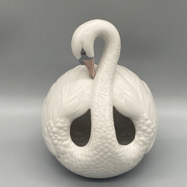 Llardo Swan #4829 Figurine Retired made in Spain circa 1971 to 1974 3rd Makers Mark, Beautiful Unique Sculptural Swan/Bird White Porcelain