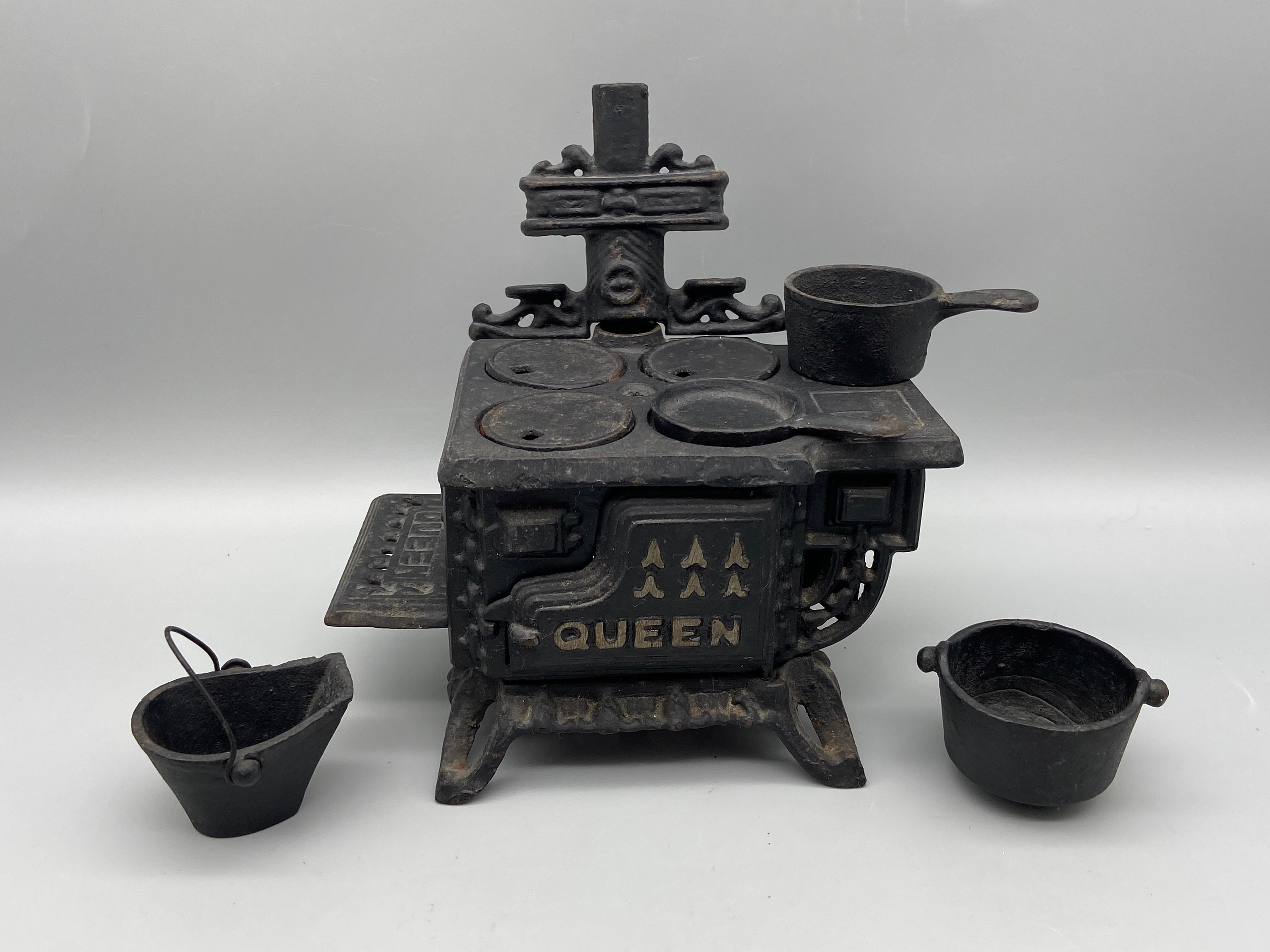 Miniature Cast Iron Queen Stove w/ Pot, Griddle, Coal Bucket - Baer  Auctioneers - Realty, LLC