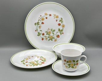 Corelle Strawberry Sundae/ Meadow/ Wildflower 8 1/2 Inch Serving Bowl Corelle Strawberry Sundae/ Meadow/ Wildflower 8 1/2 Inch Serving Bowl