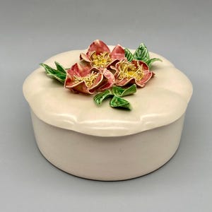 Pink Magnolia Flower Ceramic Trinket Box, Dresser Vanity Powder Box, Capodimonte Type Flowers Off-White Box, Vintage Unidentified Maker