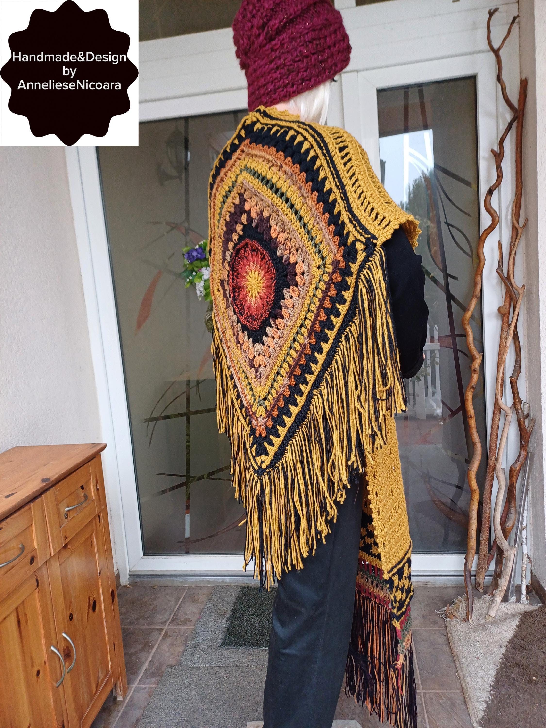 Poncho-scialle all'uncinetto con frange e bottoni/Poncho quadrato