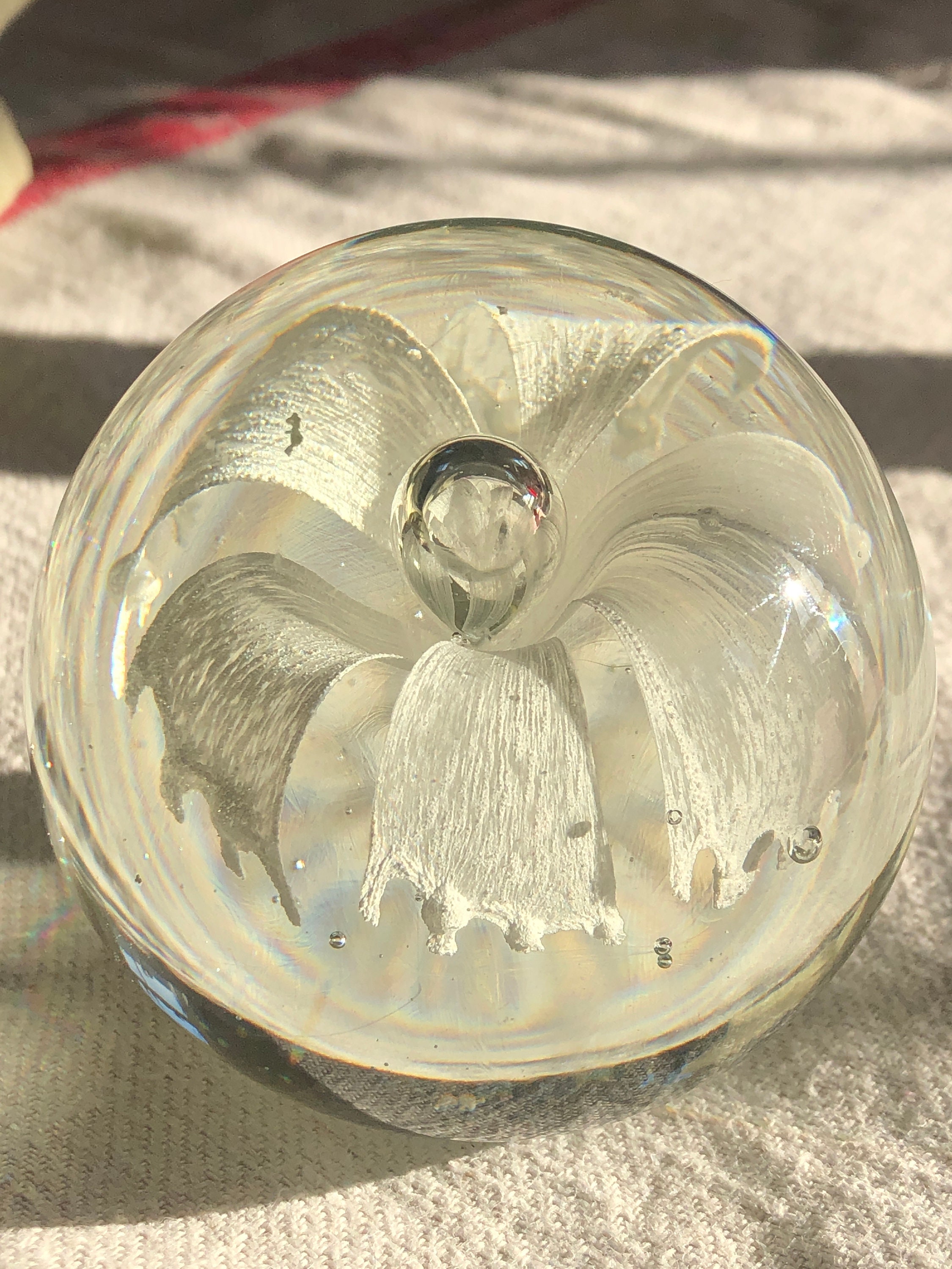 Pisapapeles vintage de vidrio artístico con forma de orbe transparente y flor blanca