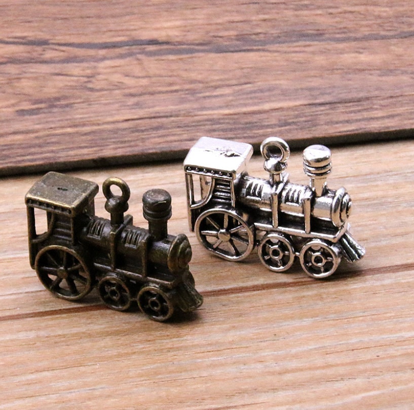 Pendentif Locomotive Vintage – Cuir Et Métal Doré – Thème Train – Occasion