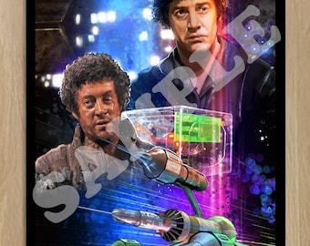 Op de afbeelding: Een kleurrijke illustratie van twee mannen in een futuristische setting. De mannen staan voor een ruimteschip met gloeiende lichten en een doos met een groen licht erin. De achtergrond is een mix van blauw, paars en rood.