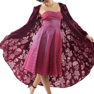 Manteau style Duster en velours bordeaux Rose et têtes de mort