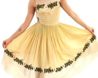 Vestido amarelo bordado dos anos 1950: vestido de festa vintage com corte evasê