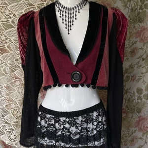 Vintage 70er Jahre Steampunk Burgunder und Schwarze Samt Kurze Jacke mit Gehäkeltem Rücken