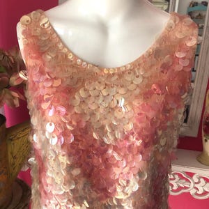 Top vintage de chevron con lentejuelas grandes, color rosa fucsia, mod, años 60
