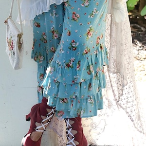 Pantalones bombachos con volantes y estampados florales de rosas azules y rosas vintage