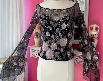 Top corsé de manga acampanada con lentejuelas y cuentas florales en negro y rosa, estilo Y2K.