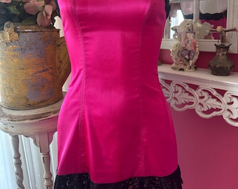 Teddy vintage Y2K de satén fucsia y negro con volantes y ligas