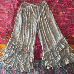 Pantaloni a balze con motivo floreale vintage blu e rosa PantalOOnie Bloomer