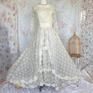 Vintage 1950s Ivory Lace Full Sweep Wedding Dress