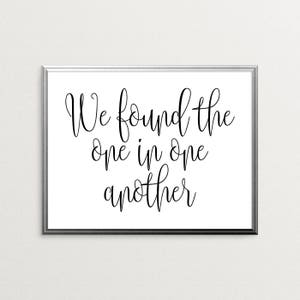 Può includere: Una stampa incorniciata in bianco e nero con il testo "We found the one in one another".