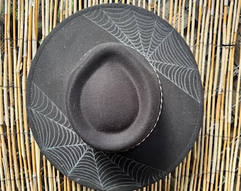 Sombrero de telaraña pintado a mano con cadena de botones de plata personalizada / Sombrero de vaquera gótica para Halloween / Accesorio de temporada espeluznante