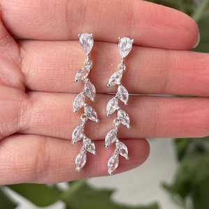 Bester Freund Brautjungfer Ohrringe Geschenke, 14K vergoldet, zierliche Goldohrringe für sie, Waldhochzeit im Angebot