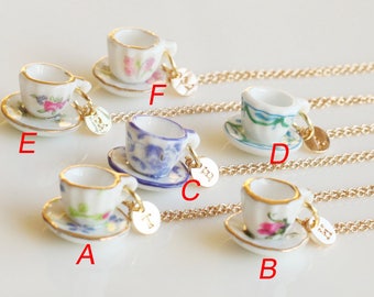 Collar de taza de fiesta de té, collar inicial personalizado, collar de taza de té diminuto, joyería de fiesta de cocina, collar de taza de café, joyería de damas de honor