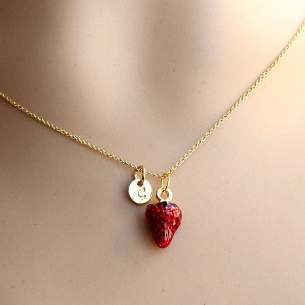 Collier fraise rouge, collier pendentif monogramme personnalisé, collier initiales plaqué or 18 carats, bijoux nom, cadeau pour enfants, vendredi noir