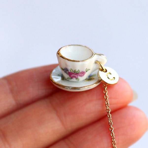 Collier de tasse de thé, collier initial personnalisé, petit ensemble de tasse de thé rose, bijoux de fête de cuisine, collier de tasse de café, bijoux de demoiselles d'honneur