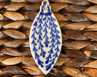 Blaues und weißes Porzellan längliches Ornament | Vintage Stil länglicher Christbaumschmuck | Blau-weiß gemustertes Ornament