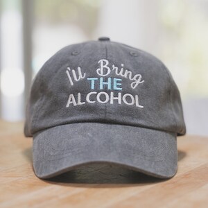 Traeré los sombreros, traeré el sombrero de alcohol, traeré el alcohol, traeré las gorras, el sombrero de papá, la gorra angustiada