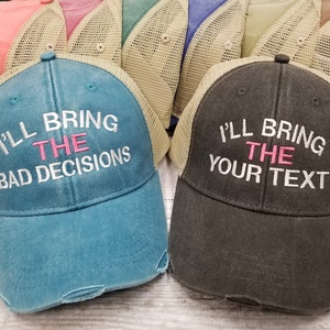 Traeré los sombreros, traeré el sombrero de alcohol, traeré el alcohol, traeré las gorras, traeré las malas decisiones, la gorra angustiada