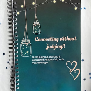 Conexión sin juzgar el cuaderno de los padres y los adolescentes