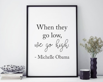Typografia „Kiedy oni schodzą nisko, my schodzimy wysoko” Natychmiastowe pobieranie cyfrowe Wydruk, motywujący cytat Michelle Obamy