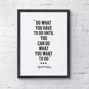 Puede incluir: Cita motivacional de Oprah Winfrey enmarcada en blanco y negro: "Haz lo que tengas que hacer hasta que puedas hacer lo que quieras hacer."