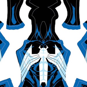 Puede incluir: Un traje azul y negro con un s&iacute;mbolo de ara&ntilde;a blanco en el pecho. El traje est&aacute; dise&ntilde;ado para cosplay o Halloween.