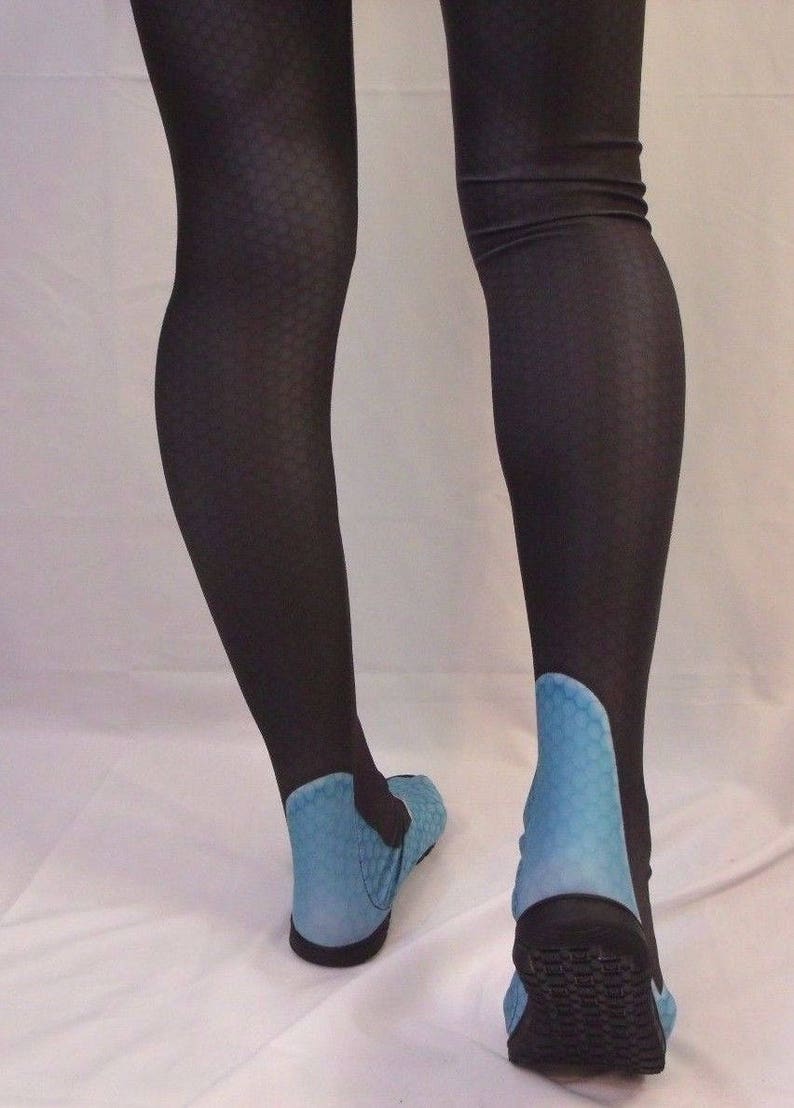 Puede incluir: Un par de medias negras con un dise&ntilde;o azul en los pies. Las medias est&aacute;n hechas de un material el&aacute;stico y tienen un patr&oacute;n de panal.