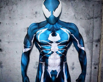 Disfraz de Spider-Man con simbionte azul impreso en 3D y sombreado muscular