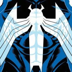 Puede incluir: Un traje de superh&eacute;roe azul y negro con un s&iacute;mbolo de ara&ntilde;a blanco en el pecho.