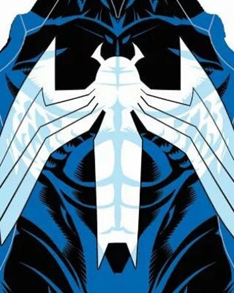 Puede incluir: Un traje de superh&eacute;roe azul y negro con un s&iacute;mbolo de ara&ntilde;a blanco en el pecho.