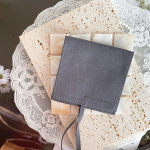 50 personalizado personalizado de alta qualidade envelope cinza mircrofibra tecido jóias mercadoria saco com logotipo textos marca embalagem atacado saco