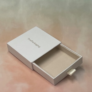 Puede incluir: Caja de caj&oacute;n blanca con una leng&uuml;eta de extracci&oacute;n y el texto "TreePackaging" impreso en la parte superior.