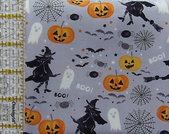 Può includere: Un tessuto grigio a tema Halloween con streghe nere, zucche arancioni, fantasmi bianchi e ragni neri. Il tessuto presenta anche pipistrelli neri, stelle e ragnatele.