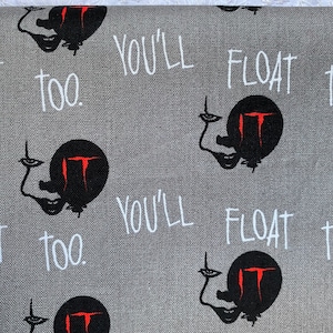 Könnte beinhalten: Grauer Stoff mit einem sich wiederholenden Muster eines Clownsgesichts, das einen roten Ballon mit dem Wort "IT" hält. Der Text "You'll float too." wird auf dem Stoff wiederholt.