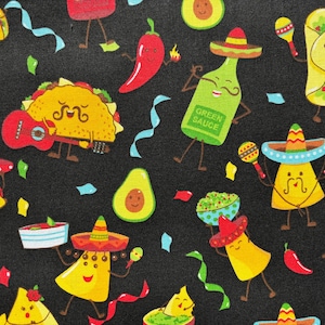 Pode incluir: Tecido preto com um padrão repetido de tacos de desenho animado, abacates, pimentas e garrafas de molho verde, todos usando sombreros. Os tacos tocam guitarra e seguram maracas. Confetes e serpentinas coloridas estão espalhados.