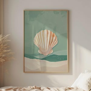 Op de afbeelding: Een schelp met een lichtbruin en wit gestreept patroon op een groene en witte strandscene. De schelp bevindt zich in het midden van de afbeelding en is de belangrijkste focus.