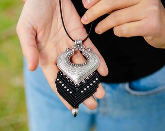 Collier noir de coeur, collier fait main, pendentif en laiton, art grec, collier de Boho, cadeau unique