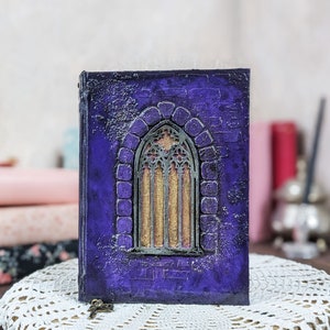 Paars bekleed Grimoire, sprookjesdagboek, fantasienotitieboekje