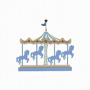 Op de afbeelding: Een blauwe en bruine draaimolen met vier blauwe paarden. De draaimolen heeft een geel-wit gestreept baldakijn met een ster bovenop.