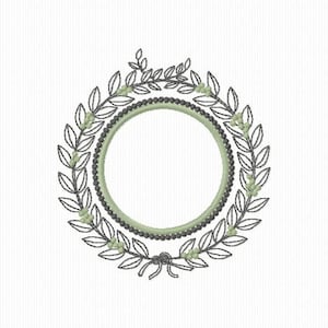 Peut inclure: Une couronne noire et verte avec un cercle au centre. La couronne est faite de feuilles et de baies.