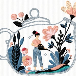 Puede incluir: Una tetera azul y blanca con un diseño floral. Una mujer con una camisa rosa y pantalones vaqueros azules está regando las flores dentro de la tetera.