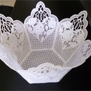 Embroidery of a FSL basket with heart of roses motif, 5x7 format