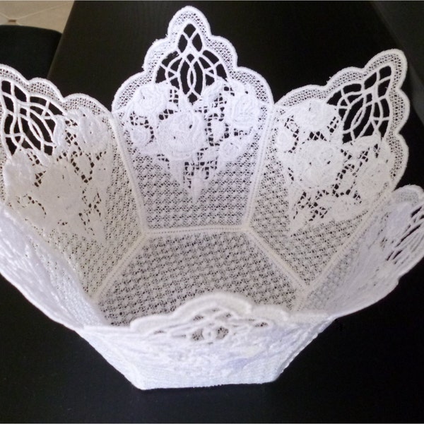 Embroidery of an FSL basket with heart of roses motif 5x7 format