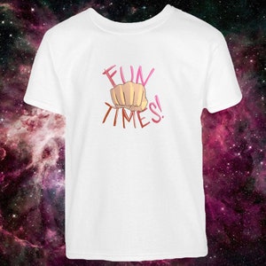 Puede incluir: Camiseta blanca con un gráfico rosa y rojo de un puño golpeando la palabra "FUN" y las palabras "TIMES!" debajo.